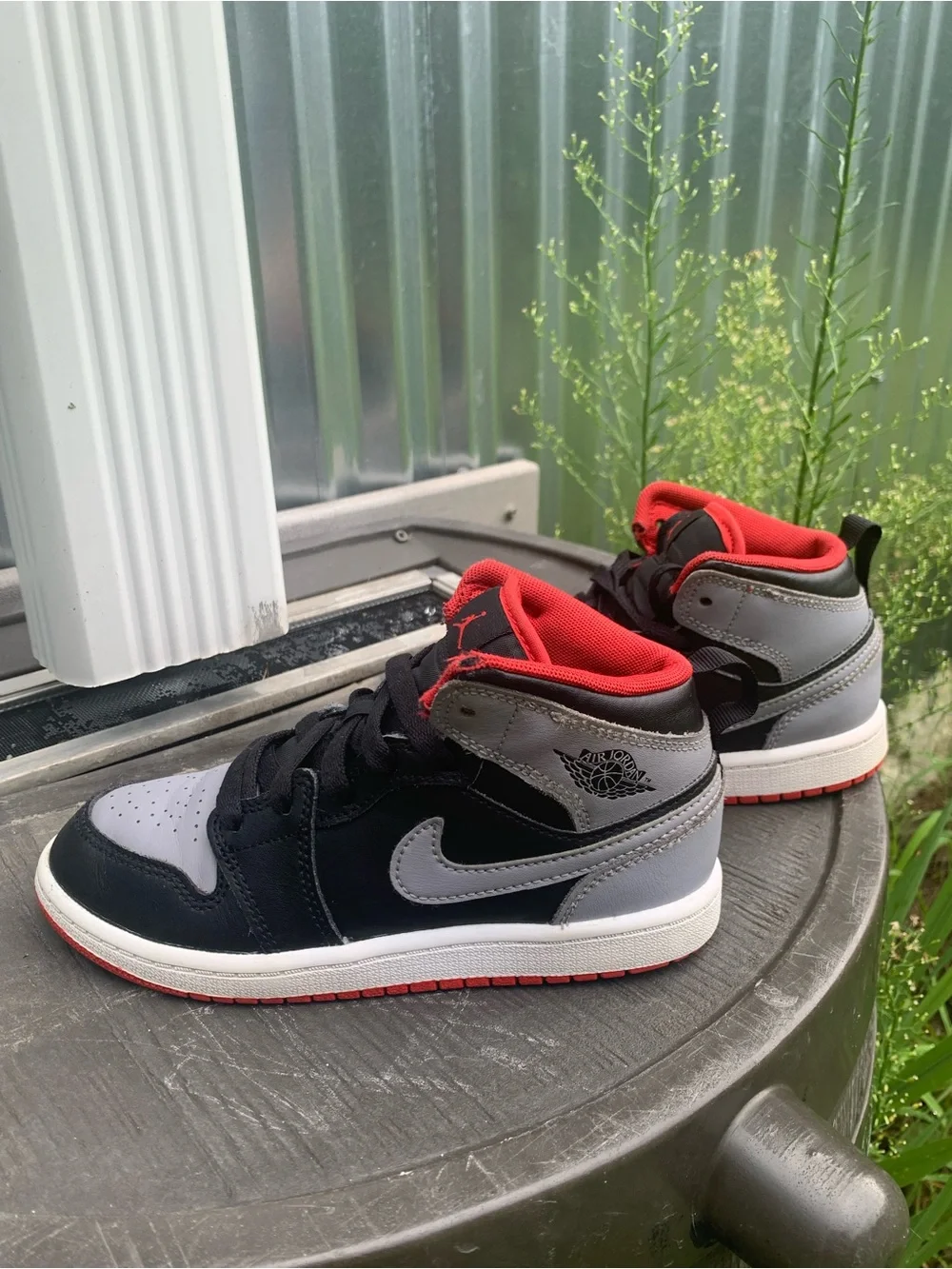 Kids Nike Jordan 1 Mid-Top Sneakers in Black, Gray and Red Size 1Y Nike 8424-006